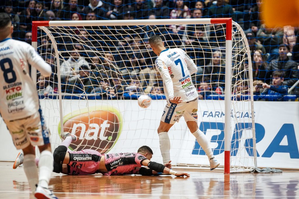 Pato Futsal vence o Cascavel na inauguração da moderna Arena Cláudio Petrycoski